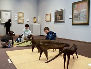 動物がテーマの絵画や立体作品が並ぶ企画展＝上越市本城町