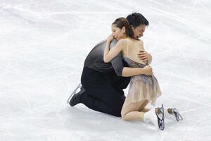 フィギュアスケートペア・フリーの演技を終え、抱き合う三浦璃来(右)、木原龍一組=16日、イタリア・ミラノ(共同)