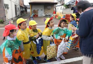 かわいらしい仮装姿でお菓子をもらう子どもたち=新潟市南区月潟