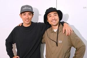 肩を組むノルディックスキー複合男子の渡部暁斗(左)と弟の善斗=6日、羽田空港