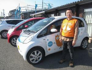 寄付された車と日本カーシェアリング協会の吉沢武彦さん=2月、宮城県石巻市