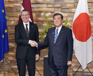 石破首相と握手するラトビアのリンケービッチ大統領(左)5月19日、首相官邸
