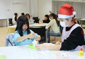 クリスマスのオーナメントを作る子どもたち＝長岡市大手通２