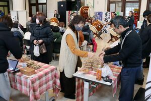 上越名物のするてんをＰＲしたイベント＝７日、上越市本町３