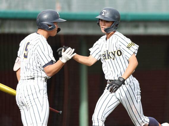 帝京長岡－星稜　３回帝京長岡２死満塁、１走新井一平が飛び出した間に３走兵藤蒼介が生還し１－０＝富山市民球場