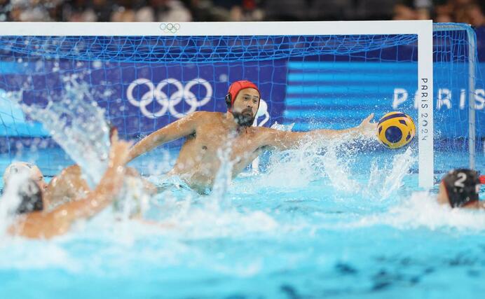 水球男子予選　日本－豪州　第１ピリオド　シュートを止めるＧＫ棚村克行（ブルボンＫＺ）＝８月５日、パリ郊外（新潟日報社写真映像部・新井田悠）