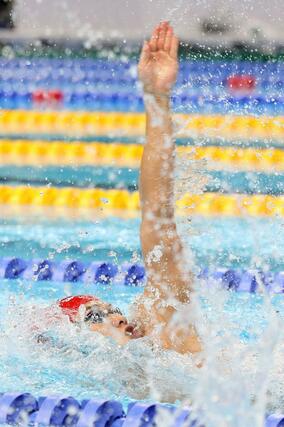 成年男子Ａ４×１００メートルメドレーリレー　第１泳者・早坂亮（自衛隊体育学校）の背泳ぎ＝滋賀県草津市