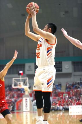 岩手－新潟　第１クオーター、シュートを打つ池田雄一＝５月１８日、盛岡タカヤアリーナ