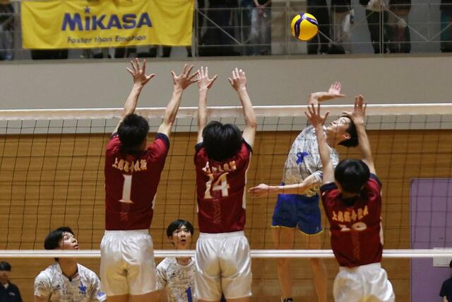 バレーボール男子決勝 4年ぶり優勝の新発田中央。スパイクを打つ前田穂積=小千谷市総合体育館
