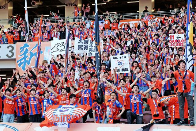 神戸－新潟　今季初勝利を挙げ、喜ぶ新潟サポーター＝国立競技場
