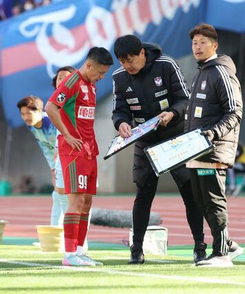 後半、ＦＷ小野裕二に指示を出す船越優蔵監督＝２０２６年３月２０日、新潟市中央区のデンカビッグスワンスタジアム