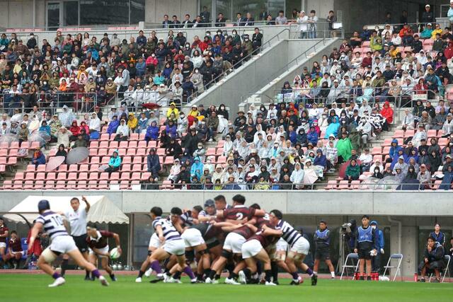 明大－早大　雨の中約４千人が来場し、声援を送った＝ビッグスワン