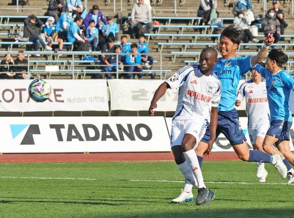 後半３８分、新潟の直接ＦＫにジェイソン・ゲリアが右足で押し込み３－０とダメ押し＝２２日、香川県丸亀市の四国化成ＭＥＧＬＩＯスタジアム