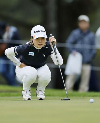 第２日、１番でラインを読む高橋彩華。通算１０アンダーで首位＝熊本空港ＣＣ