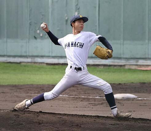 海洋－十日町　５回を１安打無四球でまとめた十日町の先発小林絆＝柏崎市佐藤池