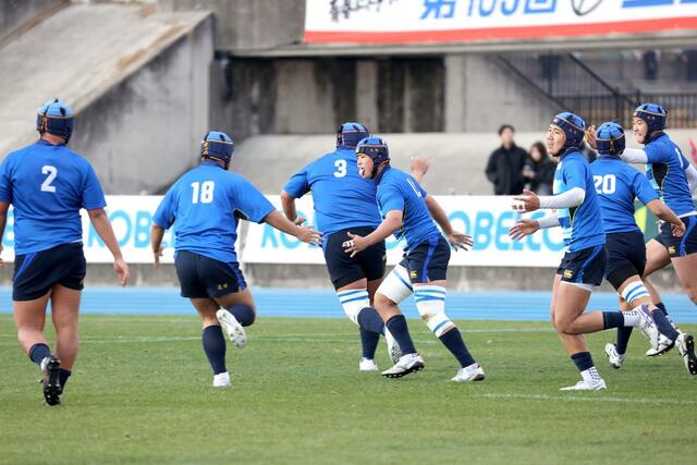 日本航空石川－北越　後半１４分、トライを決めた後にチームを鼓舞する北越のＣＴＢ鳥山珀亜（中央）＝花園ラグビー場