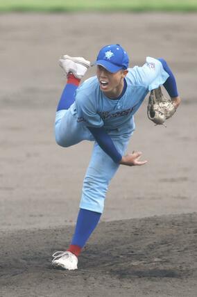 加茂暁星－五校連合　３番手で登板した加茂暁星の姉崎累＝９月６日、新発田市五十公野公園野球場