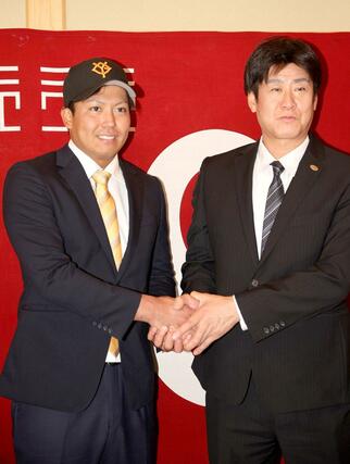 巨人と仮契約を結び、斉藤宜之担当スカウト(右)と記念撮影をする知念大成=新潟市中央区