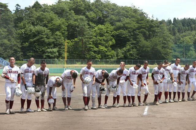村上桜ケ丘－新潟明訓　スタンドにあいさつし、涙を流す村上桜ケ丘の選手＝新発田市五十公野