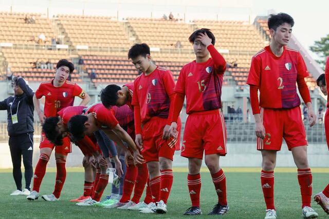 新潟明訓-阪南大高 初戦で敗れ、スタンドにあいさつする新潟明訓の選手たち=NACK5