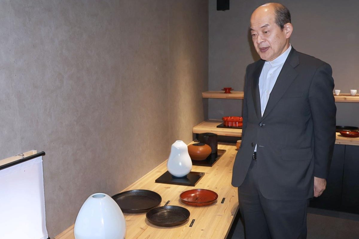 白磁に浮かぶ降り積もる雪 鳥取市の人間国宝・前田昭博さんら長岡市で