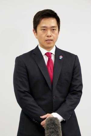 　記者団の取材に応じる日本維新の会の吉村代表＝１６日午後、大阪府庁