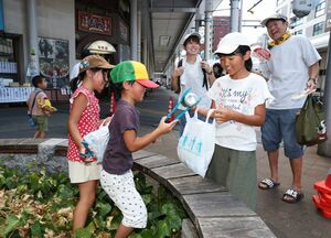 長岡まつり会場で市民らが行った清掃活動=3日、長岡市大手通