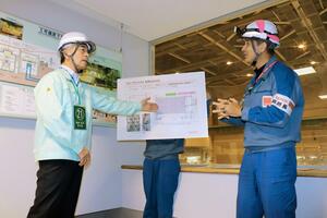 6号機の安全対策を確認する柏崎刈羽原発運営会議の佐藤敏秀議長(左)=8日、柏崎刈羽原発