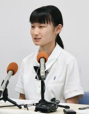 高校生平和大使の発表記者会見で抱負を語る中尾絢音さん=1日午後、長崎市役所