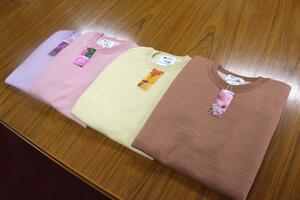 柔らかい色合いと、なめらかな触り心地が特徴のボタニカルダイニット