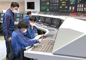 ６号機の中央制御室で送電開始作業をする運転員＝２月１６日夜、柏崎刈羽原発