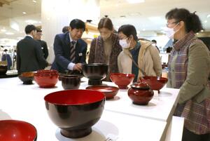 輪島塗の職人を支援する展覧会「輪島塗職人たちの作品展」=13日、新潟市中央区