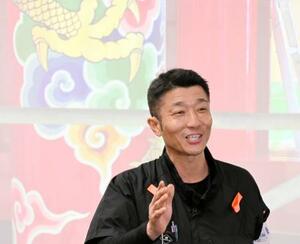 再建工事の進む首里城正殿の塗装に携わった森田哲也さん=4日、那覇市