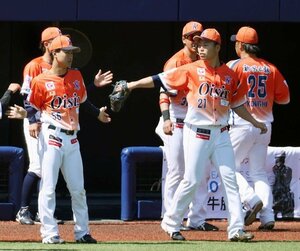 初回を三者凡退に切って取り、ベンチ前でチームメートとグラブを合わせる牧野憲伸(右から2番目)=エコスタ