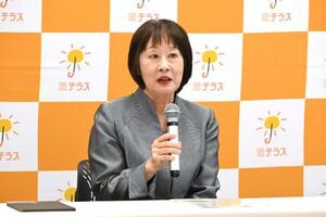 記者会見する法テラスの白石史子理事長=10日午後、東京都千代田区