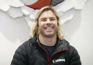 　横浜に加入した際、取材に応じたファフ・デクラーク＝２０２２年１２月