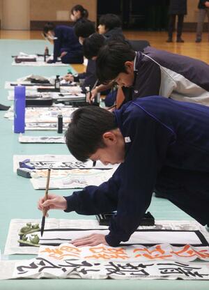 新年への思いを込め、小中学生らが力強く筆を運んだ書き初め大会=1月11日、新潟市西蒲区中之口