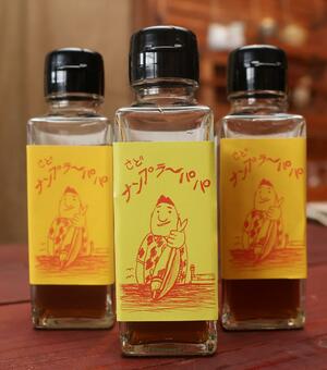「さどきむち」が開発した魚醤「さどナンプラーパパ」=佐渡市河原田諏訪町
