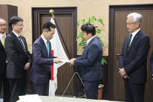 斎藤洋明財務副大臣(右から2人目)に要望するUPZの市町長ら=10日、東京・霞が関