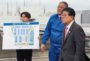 　京浜トラックターミナルを視察する金子国交相（右）＝４月、東京都大田区
