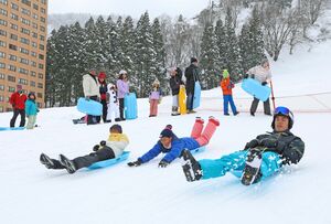 外国人客でにぎわうスキー場=1月、湯沢町