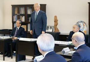 ５月の知事選に向け、花角英世知事を推薦することを決めた県町村会＝２０日、新潟市中央区