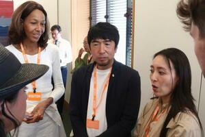 英議会関係者と話す東条英利さん(中央)とジェニファー・テーゲさん(左)=24日、ロンドン(共同)