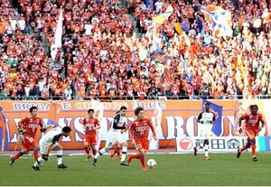 2019シーズンのホーム開幕戦。サポーターの声援を受け、攻め上がる新潟の選手たち=3月9日、ビッグスワン
