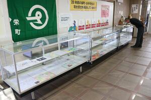 タイムカプセルに入っていた当時の小中学生の寄せ書きの展示=三条市新堀