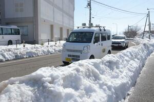 複数のイノシシが出没した付近をパトロールする上越市の車両=15日午前11時過ぎ、上越市安江