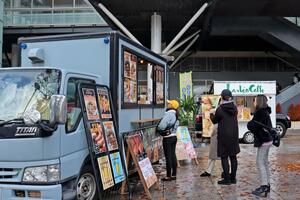 多彩なキッチンカーグルメが並んだ「KITCHEN CAR FES」=新潟市中央区花園1