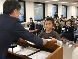 みつけこどもビジネスアイディアコンテストの表彰式=見附市役所