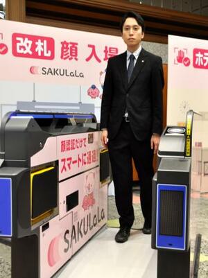 顔認証カメラ内蔵改札機のデモンストレーション=13日、東京都中央区