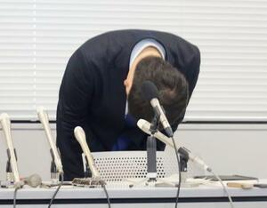 　記者会見で陳謝する三重県伊賀市の稲森稔尚市長＝４日午後、伊賀市役所